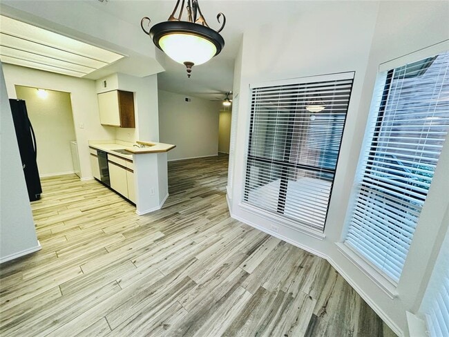 Building Photo - 4711 Spicewood Springs Rd