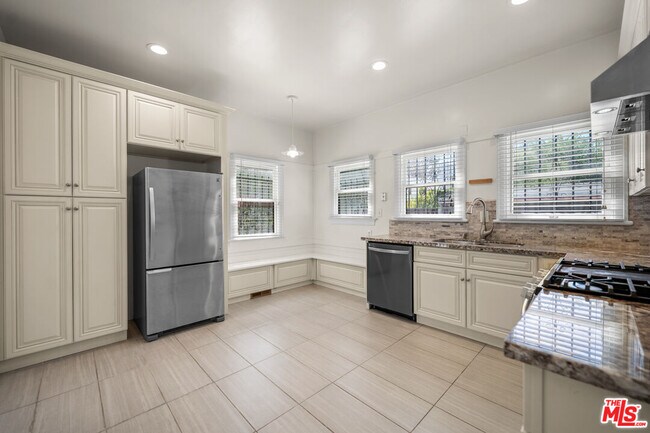 Building Photo - 123 S Orange Dr