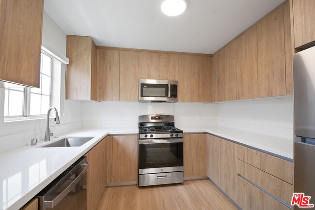 Building Photo - 2619 Carmona Ave