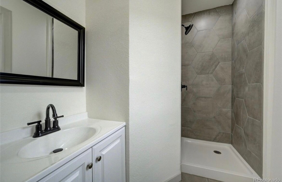 Bedroom #1 with En-suite Bathroom #2 - 3136 N Elizabeth St