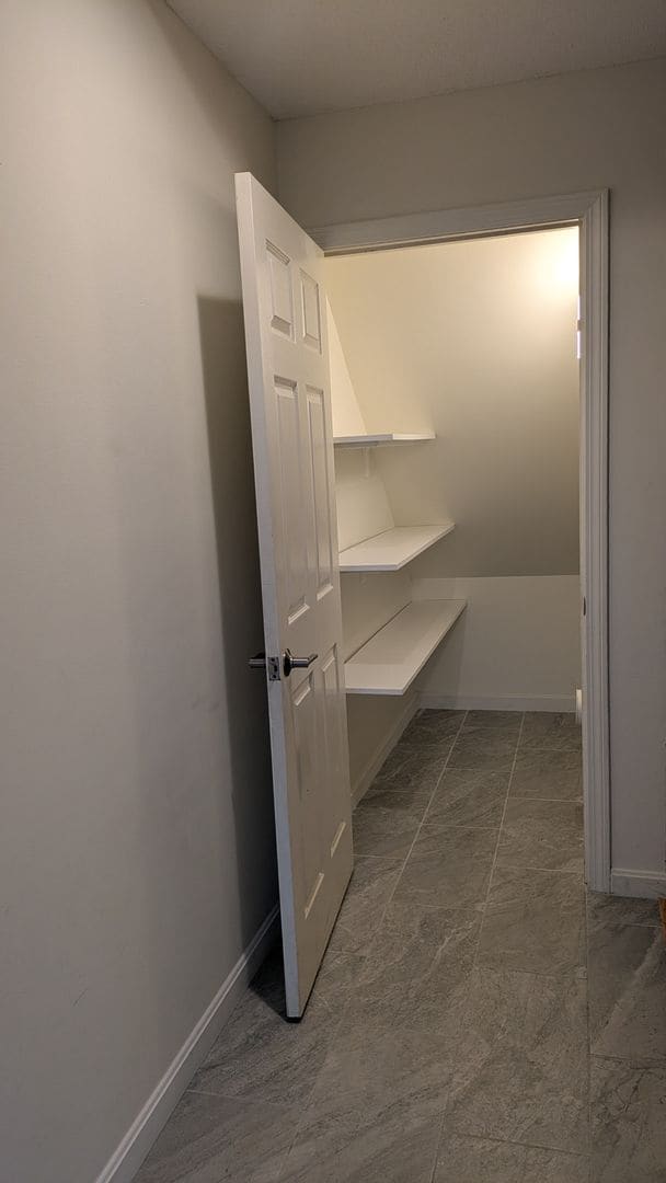 Building Photo - Spacious Three Bedroom Condo