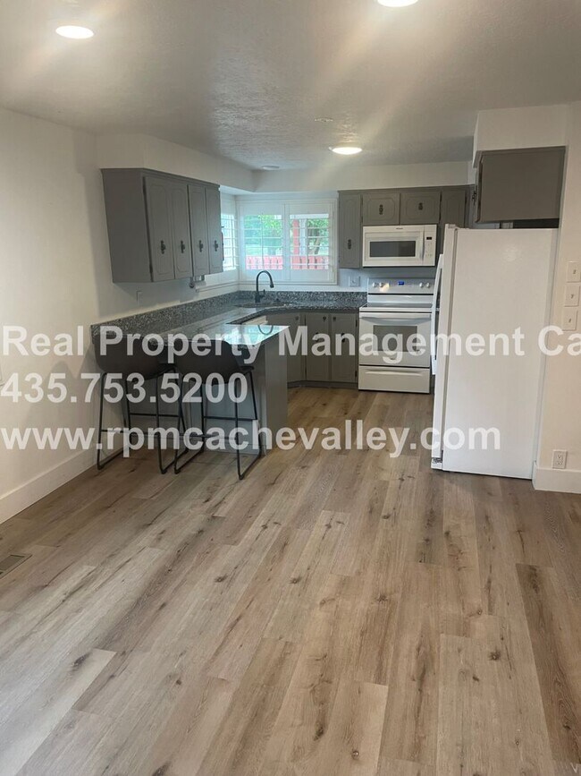 Building Photo - 5 bedroom home close to USU! Pet friendly.