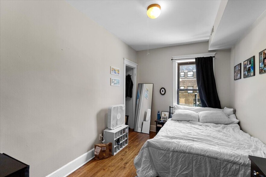 Building Photo - 4000 N Southport Ave