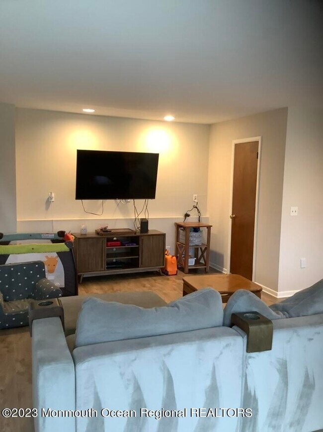 Building Photo - 13 Lawrence Dr