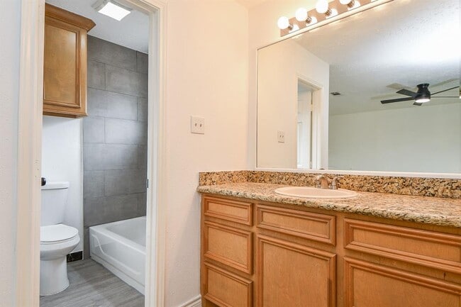 Building Photo - 2430 Ridge Hollow Dr