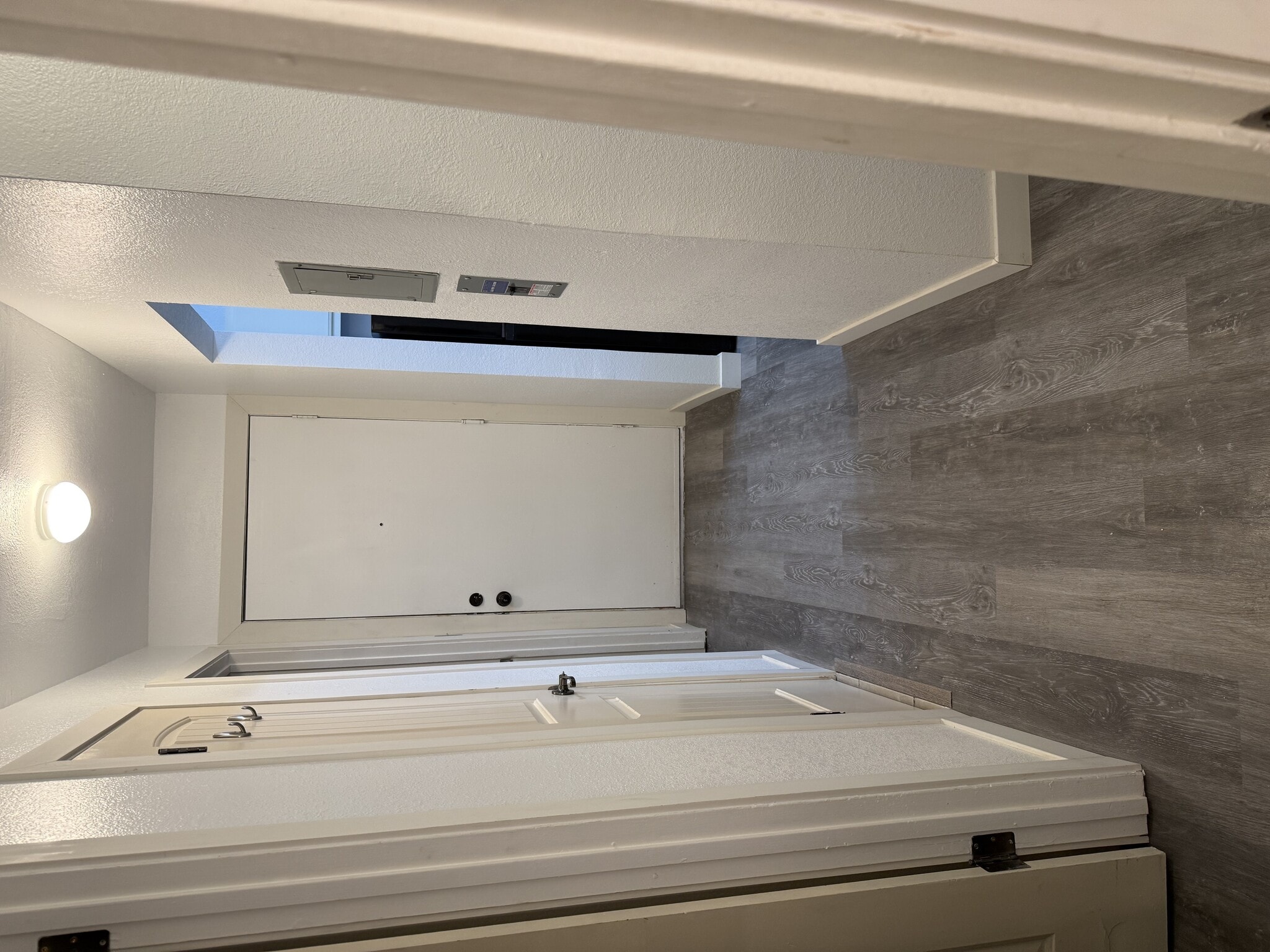 Main entrance hallway - 3870 E Leonesio Dr