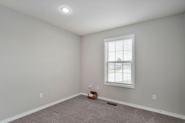 Building Photo - Modern 3 Bed / 2 Bath Home with Open Layout & Fenced Yard