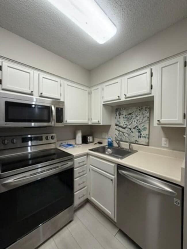 Building Photo - Furnished OR Unfurnished Studio in Miramar Beach!
