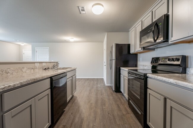 Building Photo - Like New 3-bedroom 2 bath Duplex in Lincoln!! Fenced yard!