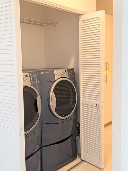 Building Photo - 464 Tower Hill Ave