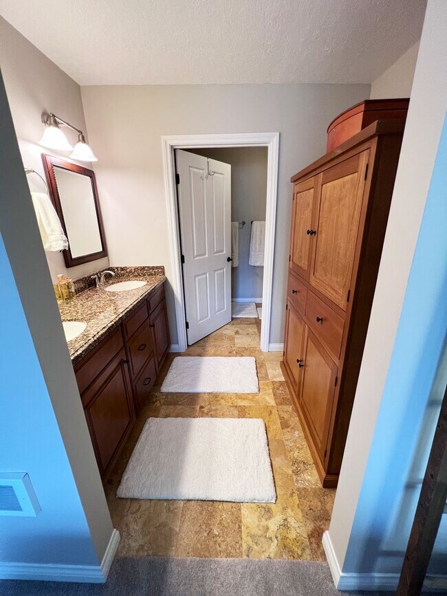 Building Photo - Beautifully Furnished 2 Bed/2.5 Bath Townhome in the Desirable Woodlands of La Jolla