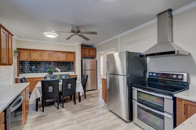 Building Photo - 1409 N Hawthorne Ln