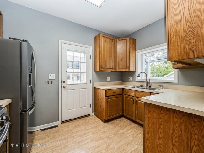 Building Photo - 408 S Mitchell Ave