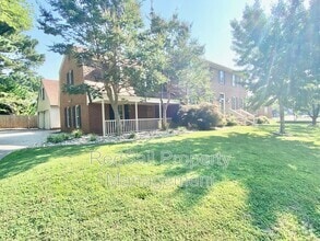 Building Photo - 3928 Oak Dr E