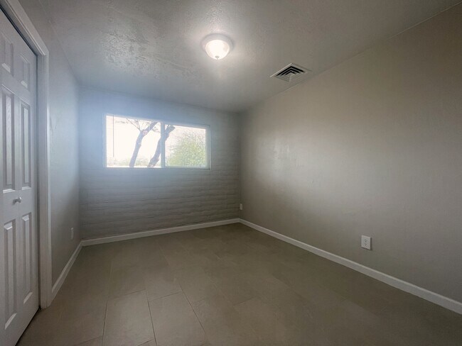 Building Photo - 2330 N Los Altos Ave