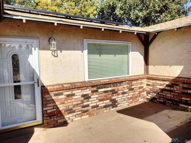 Building Photo - 1808 Arcineiga Dr