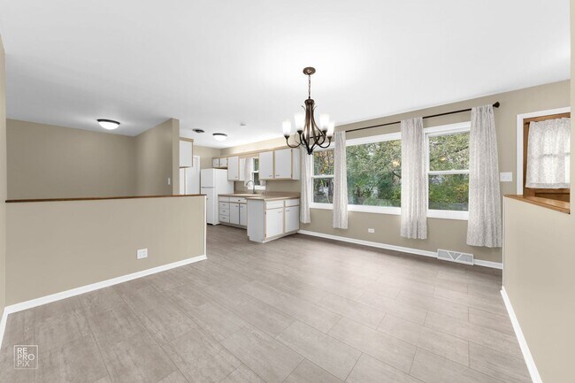 Building Photo - Gorgeous 3 Bedroom 2 Bath with FULL FINISHED BASEMENT in MUNDELEIN!