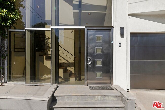 Building Photo - 8435 Franklin Ave