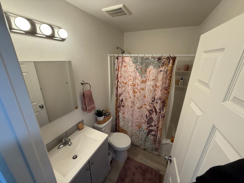 Building Photo - 1746 Azalea Dr