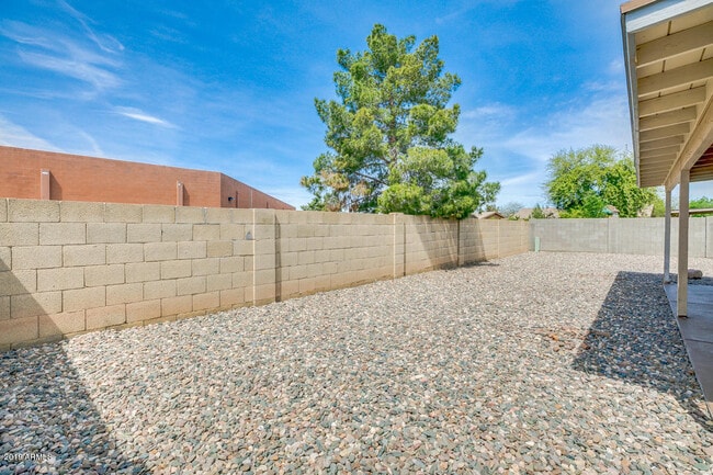 Building Photo - 10640 N 66th Ave