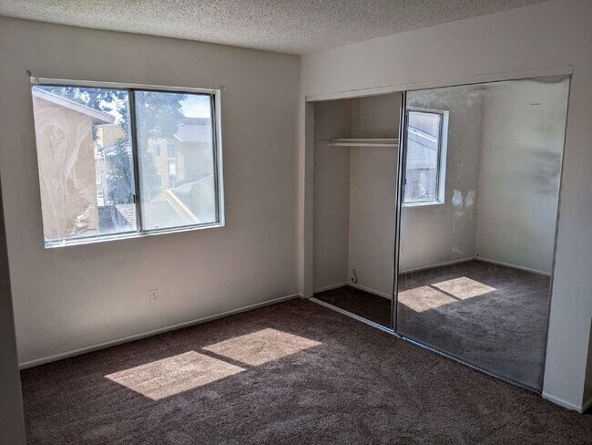 Building Photo - 2br condo in gated pool community