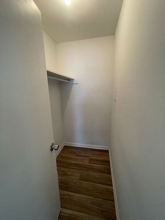 Building Photo - 3101 Bromley Pl