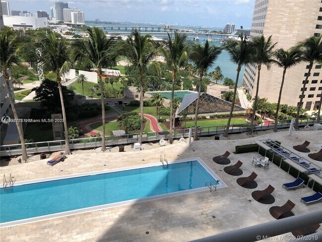Primary Photo - 325 S Biscayne Blvd
