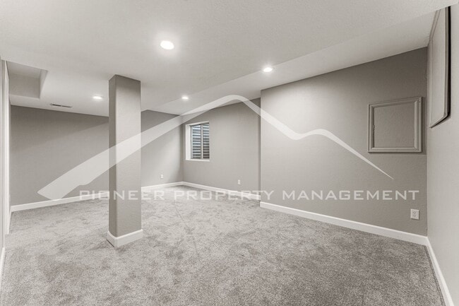 Building Photo - Single Family Home with 2 Car Garage and Central Air!