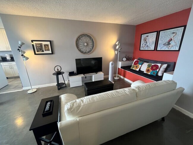 Building Photo - Newly Renovated Gem in Makiki