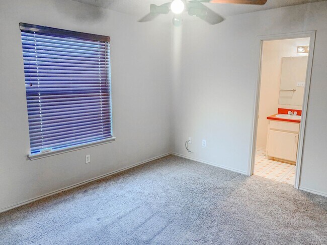 Building Photo - Retro Charm in Every Detail 3Bed/2Bath!