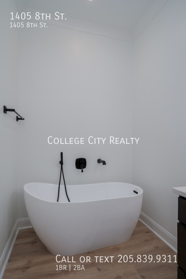 Building Photo - 1405 8th St