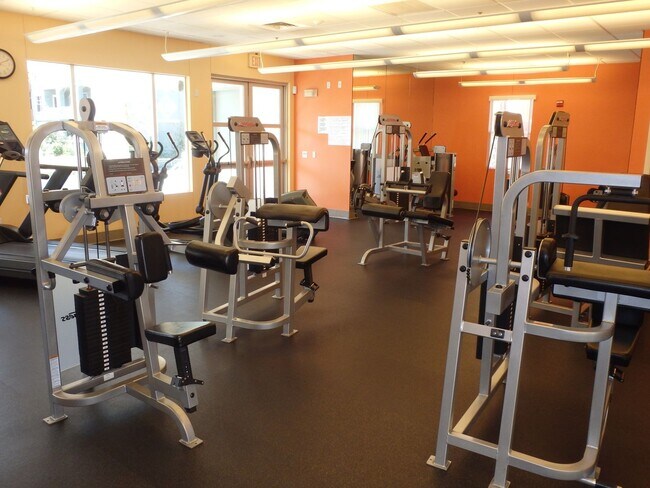 Building Photo - 2 Bedroom recently painted 2nd Floor Condo in Guard Gated Park Avenue!