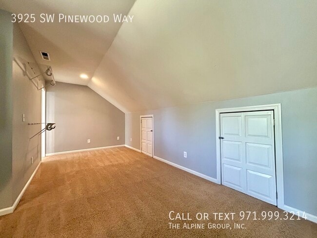 Building Photo - 3925 SW Pinewood Way