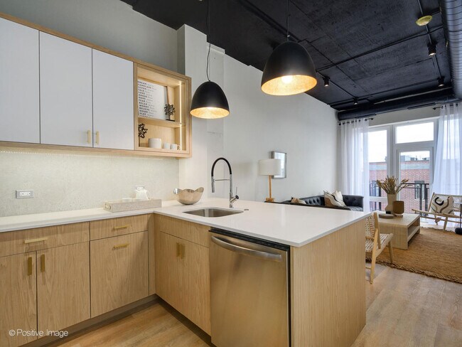 Building Photo - 2725 N Thatcher Ave