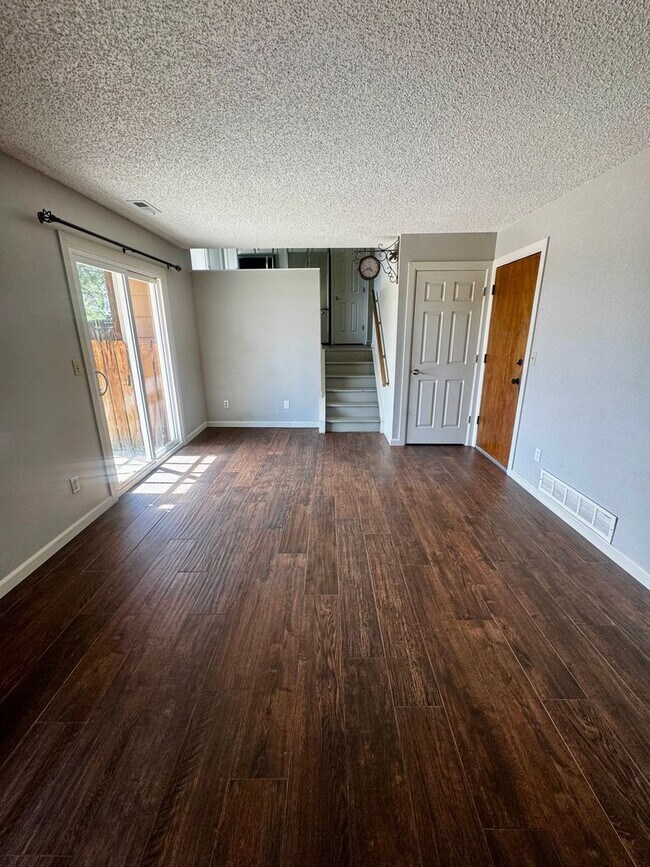 Building Photo - 3 Bedroom Tri-level in Briargate