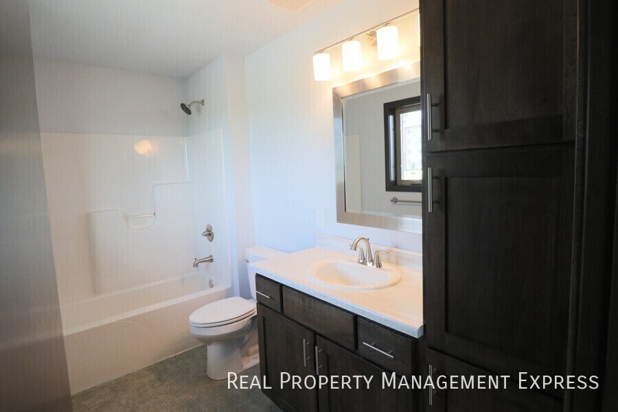 Building Photo - Amazing 4 Bedroom 3.5 Bathroom Townhome in Sioux Falls