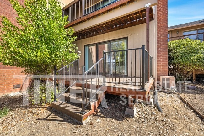Building Photo - 8708 Bluff Ln