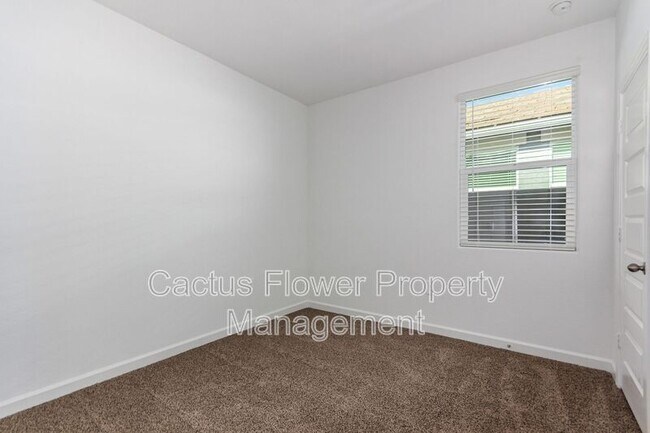 Building Photo - 2037 W Shelly Ave