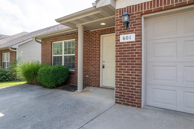 Building Photo - 601 Glenstone Dr