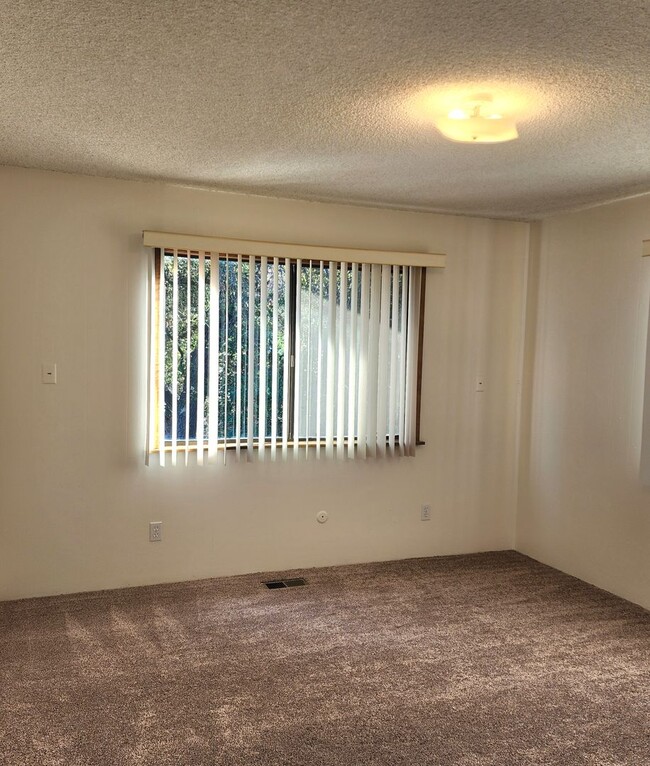 Building Photo - Spacious 2 bedroom upstairs with exterior ...