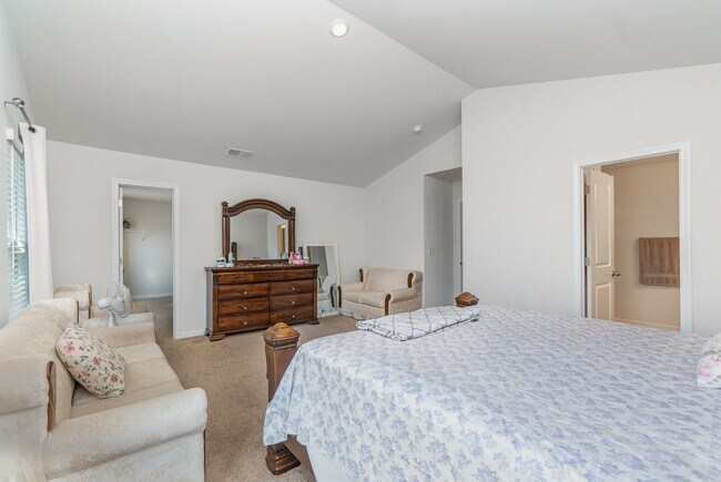 Building Photo - MOVE-IN READY!