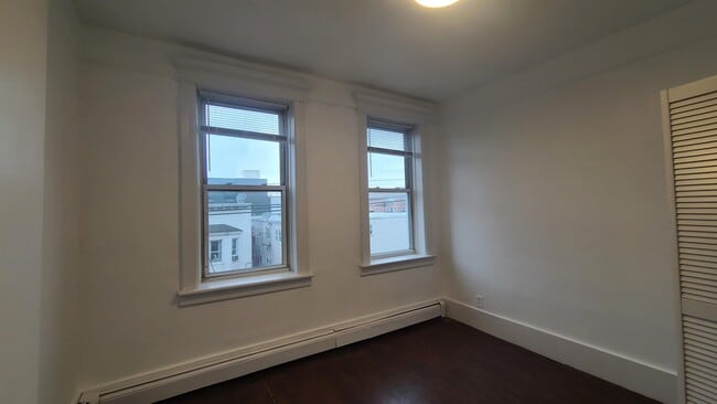 Building Photo - 405 61st St