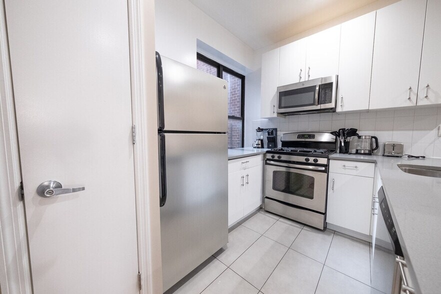 Building Photo - 230 W 113th St