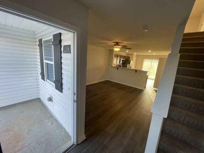 Building Photo - 2 bd 2.5 ba townhome