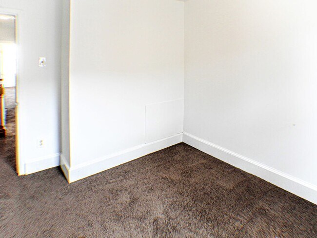 Building Photo - Point Breeze Three Bedroom Home