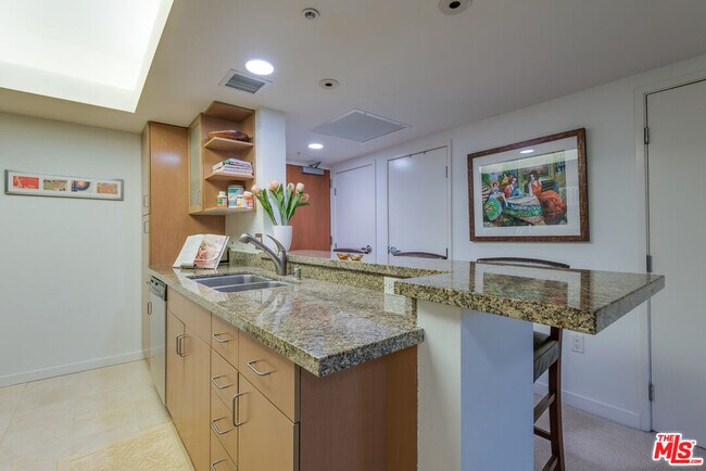Building Photo - 13700 Marina Pointe Dr