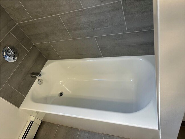 Building Photo - 336 River Ave