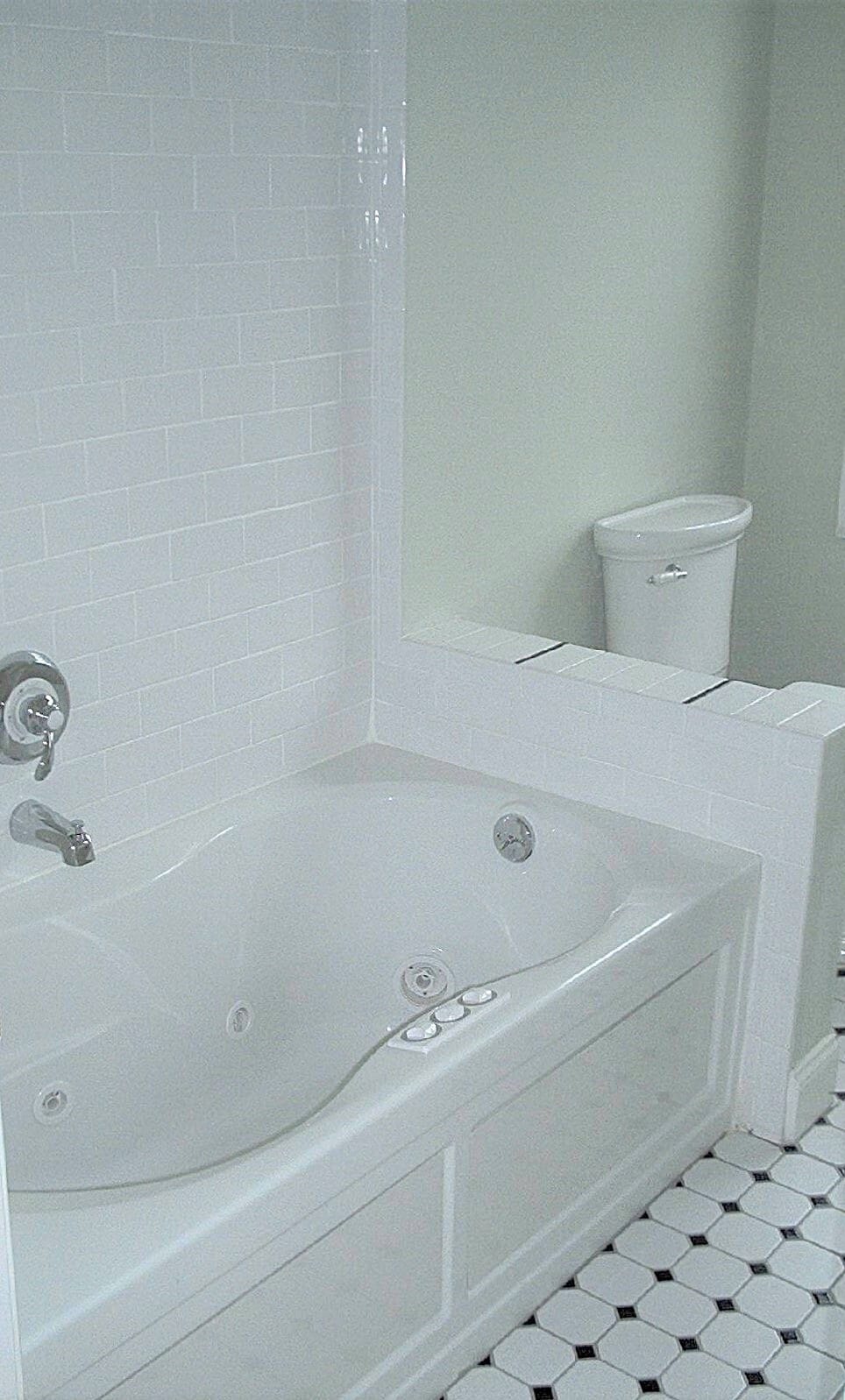 Jacuzzi tub/shower in bathroom - 142 Humboldt Ave