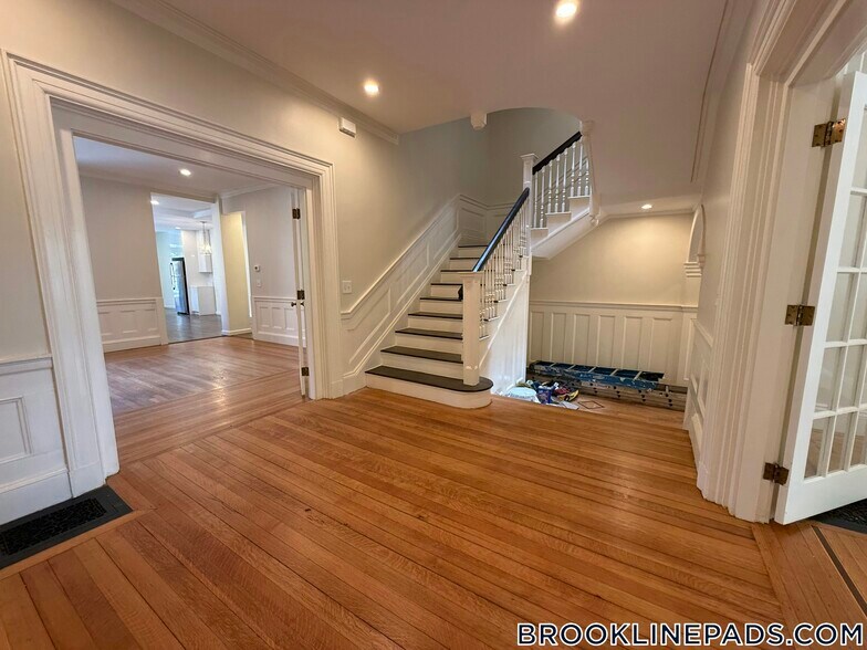 Building Photo - 1726 Beacon St