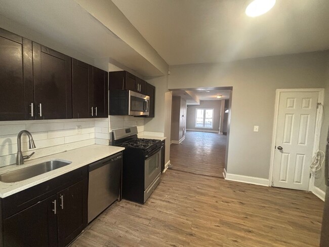 Building Photo - 3 Bedroom 2 Bathroom Townhome Available in...